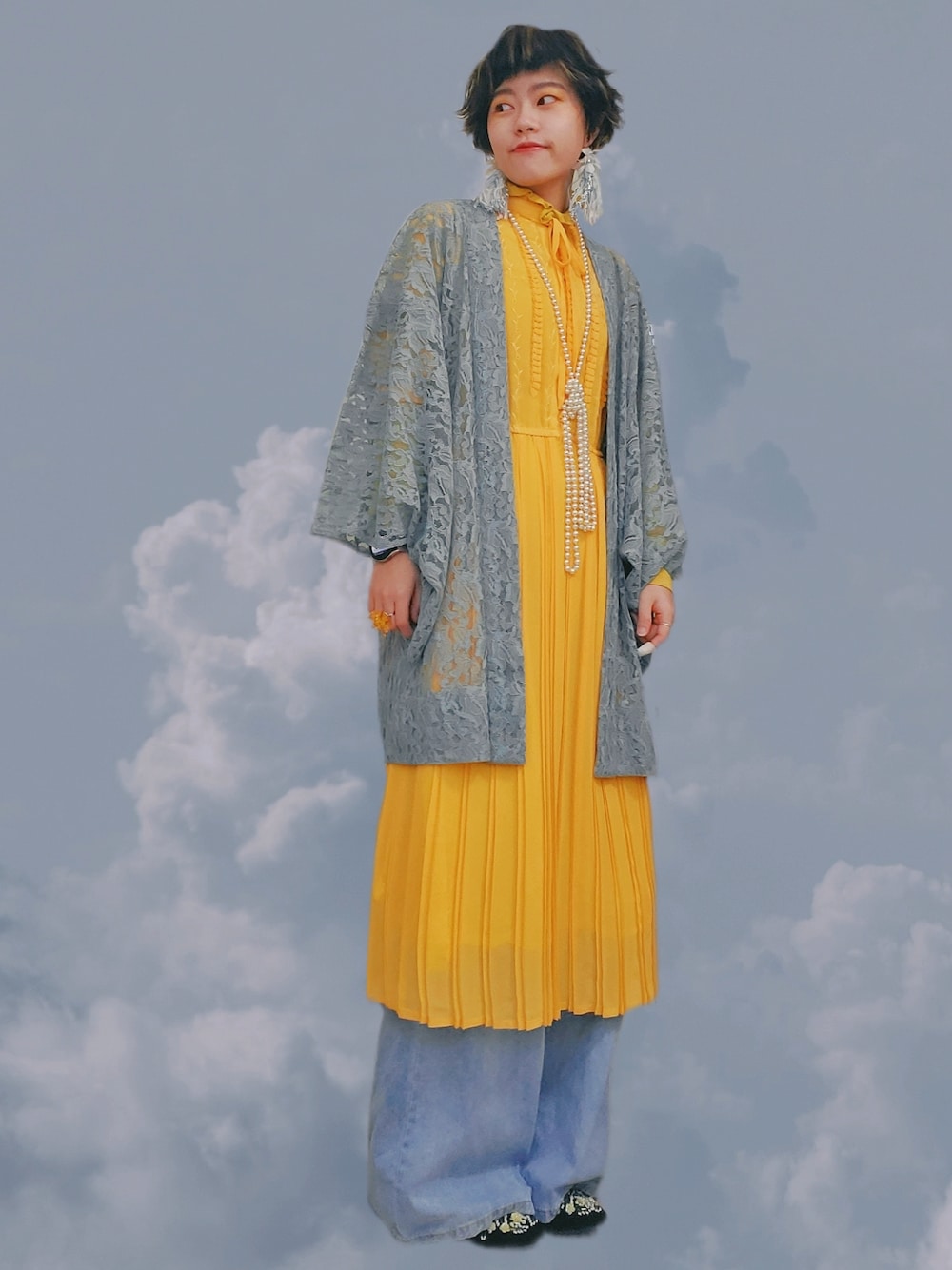 イエロー系のワンピース、ブルー系の着物を着用したレディースの春コーディネートの1枚目の写真