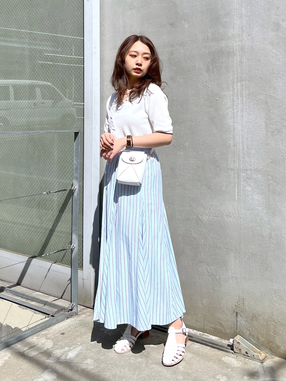 「大人カジュアル、シンプルコーデ、きれいめカジュアル、春カラー、大人コーデ、プチプラコーデ、休日スタイル、サンダル、ストライプスカート、春コーデ」｜「natural coutureのWEB限定/コーデを飾るトレンドアイテム ポロニット（ニット/セーター、ホワイト系）」を使った、NaNaMiさん（レディース・157cm）の春コーディネートの1枚目の写真