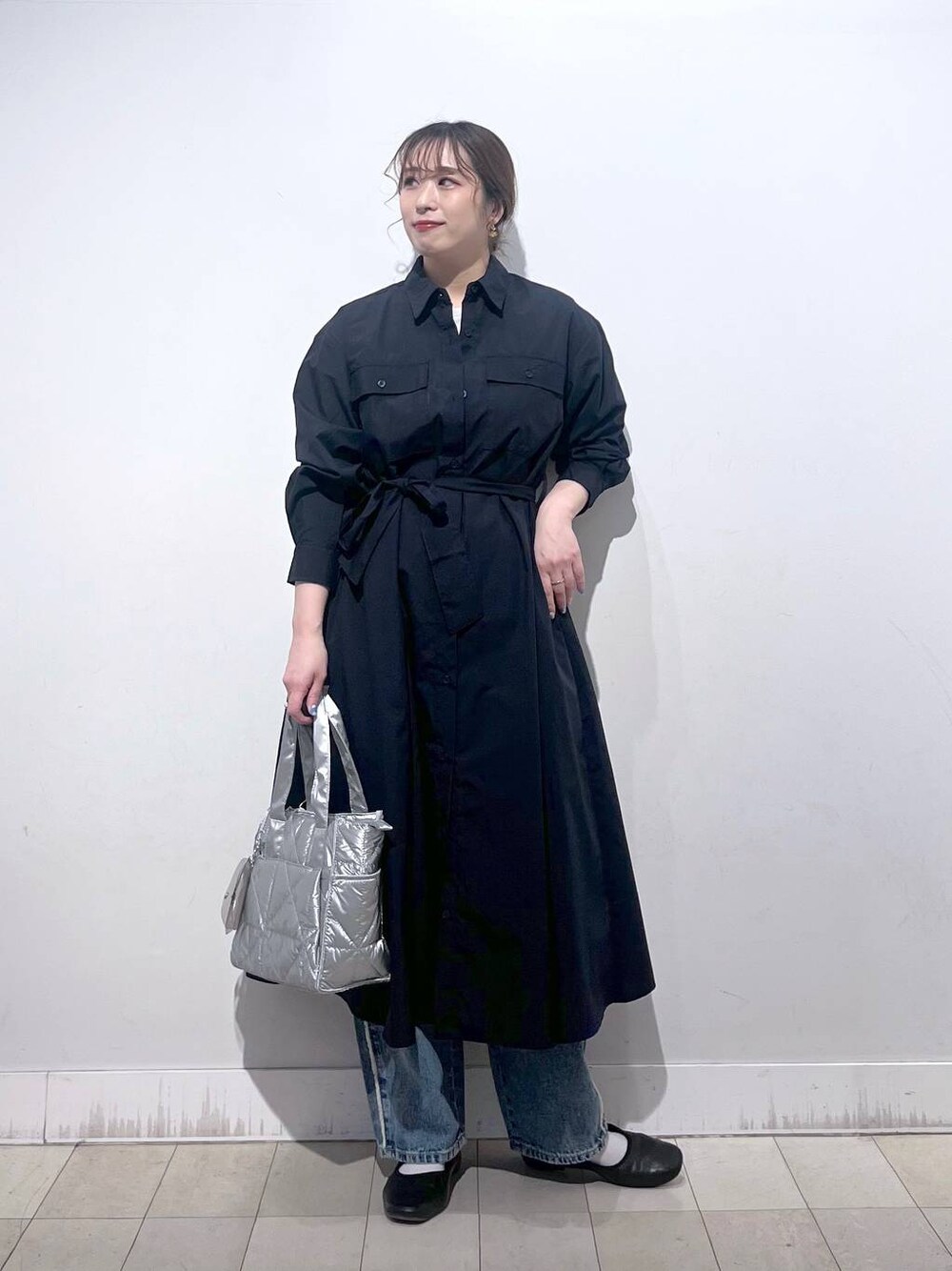 その他のパンプス、ホワイト系のデニムパンツ、ブルー系のワンピースを着用したレディースの春コーディネートの1枚目の写真