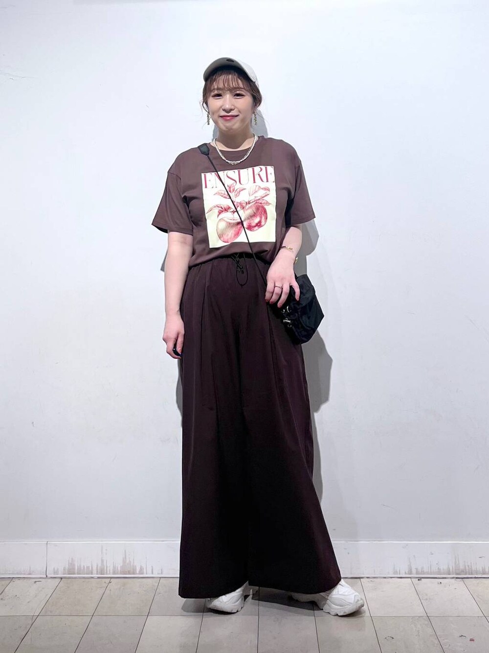 ブラウン系のTシャツ/カットソー、ホワイト系のタンクトップ、ブラック系のショルダーバッグを着用したレディースの夏コーディネートの1枚目の写真