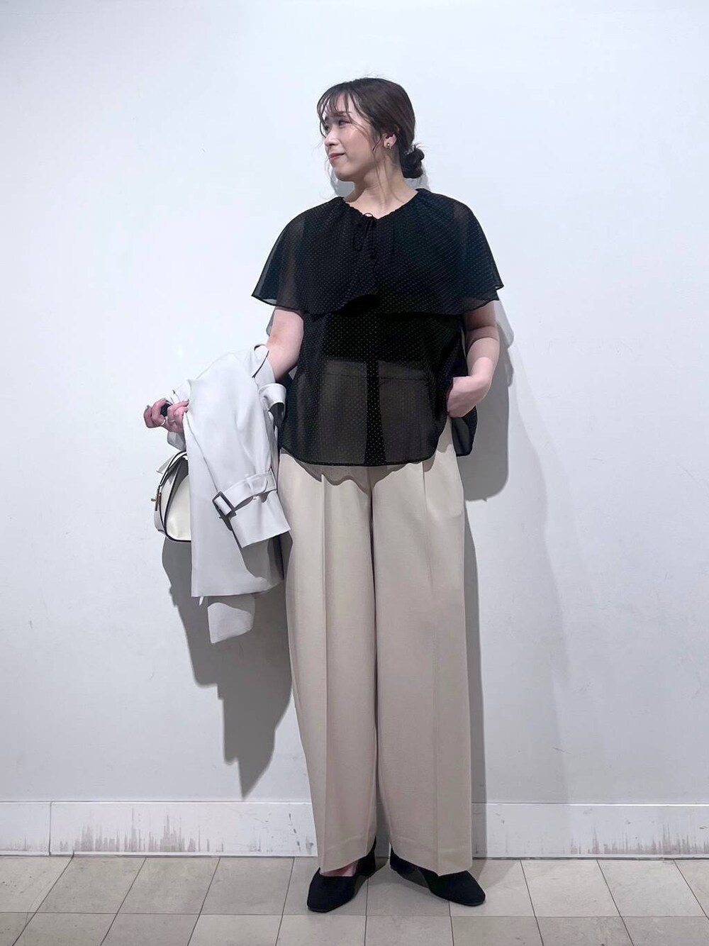 その他のパンプス、ホワイト系のショルダーバッグ、ベージュ系のトレンチコートを着用したレディースの春コーディネートの1枚目の写真