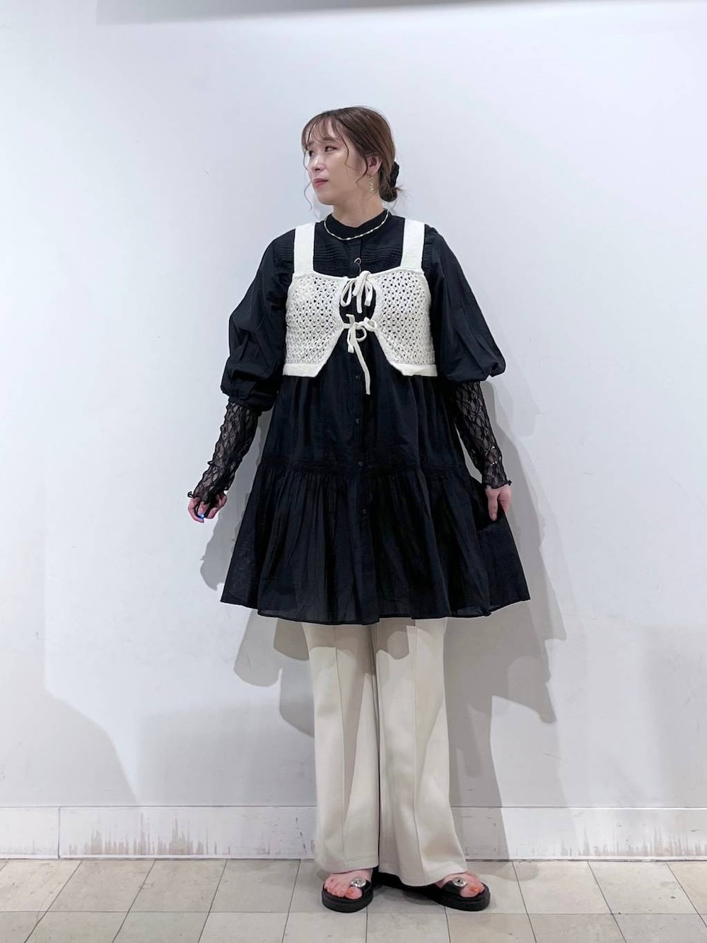 ホワイト系のその他トップス、ベージュ系のその他パンツ、ブラック系のTシャツ/カットソーを着用したレディースの夏コーディネートの1枚目の写真