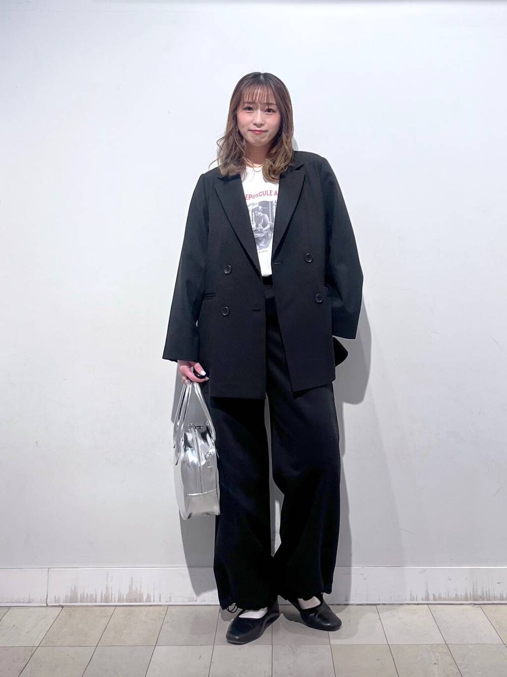 ホワイト系のTシャツ/カットソー、その他のパンプス、グレー系のボストンバッグを着用したレディースの春コーディネートの1枚目の写真