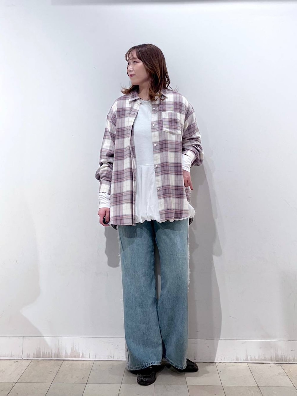 ホワイト系のTシャツ/カットソー、ブラウン系のローファー、ホワイト系のシャツ/ブラウスを着用したレディースの秋コーディネートの1枚目の写真