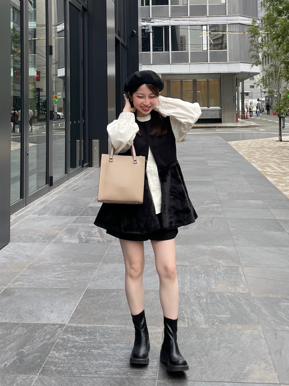 「秋コーデ、レイヤードスタイル、ジレ、休日スタイル、秋服、お出かけコーデ、パンツスタイル、着回しコーデ、秋っぽコーデ更新中、プチプラコーデ、低身長女子、モノトーンコーデ、ブーツ、おしゃ見えテクニック、ベレー帽」｜「Amiurのアイテム（シャツ/ブラウス、ホワイト系）」を使った、yukaさん（レディース・153cm）の秋コーディネートの1枚目の写真