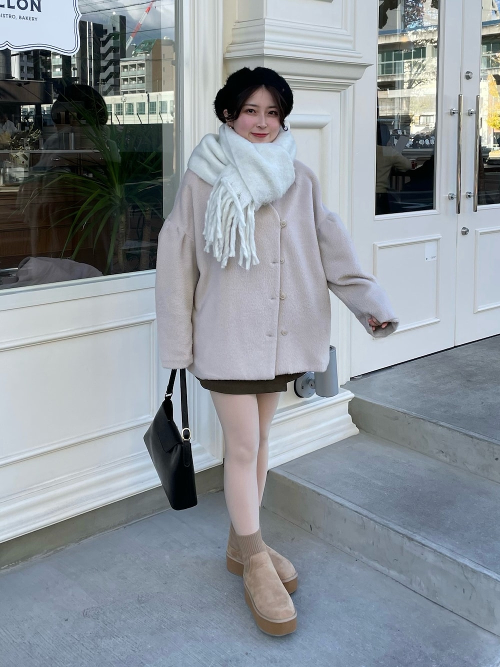 秋冬デートにぴったりムートン付きムートンブーツ女子会コーデ ムートンコートを使った「ムートンブーツ」の人気ファッション