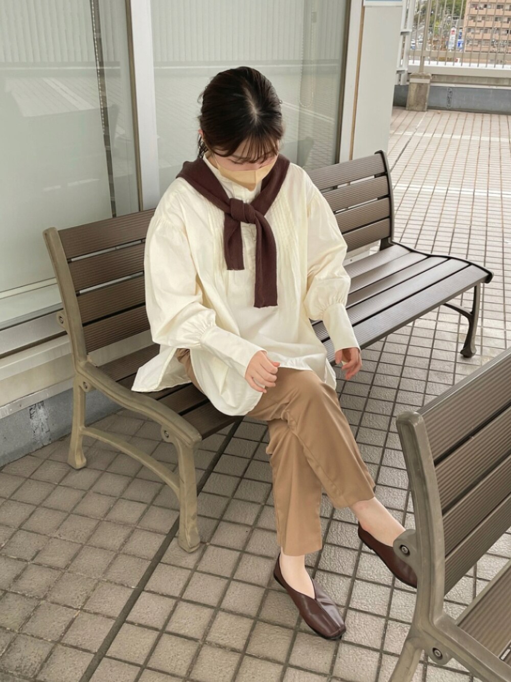 ホワイト系のシャツ/ブラウス、ブラウン系のニット/セーター、ベージュ系のその他パンツを着用したレディースの秋コーディネートの1枚目の写真