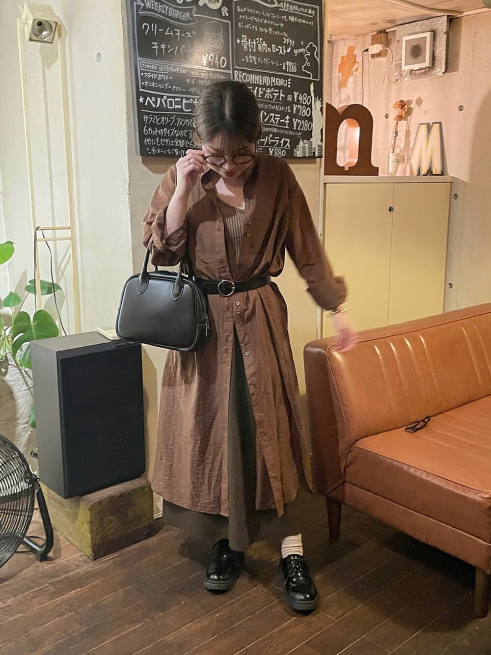 ブラウン系のワンピース、ブラウン系のスカート、ブラック系のドレスシューズを着用したレディースの秋コーディネートの1枚目の写真