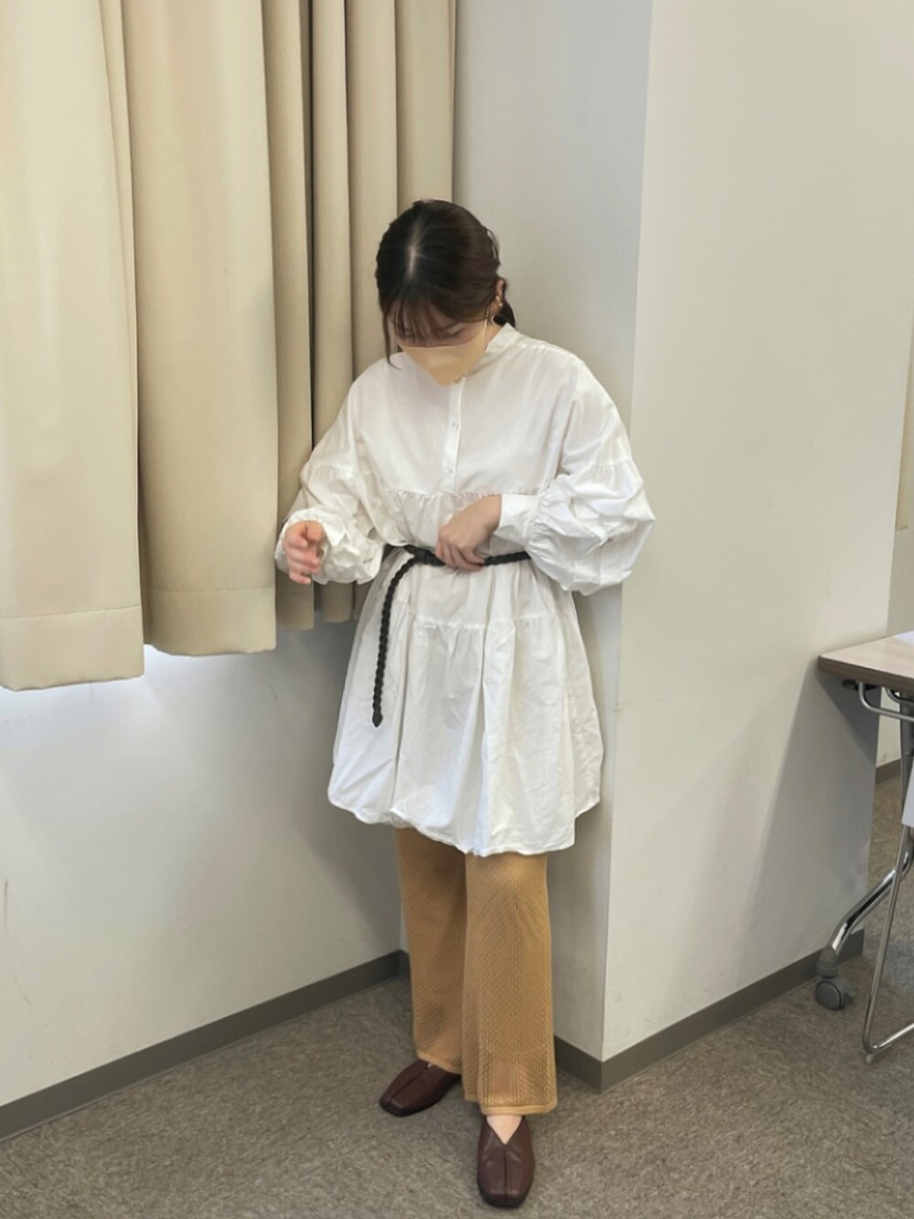 ホワイト系のシャツ/ブラウス、ベージュ系のその他パンツ、ブラウン系のパンプスを着用したレディースの秋コーディネートの1枚目の写真