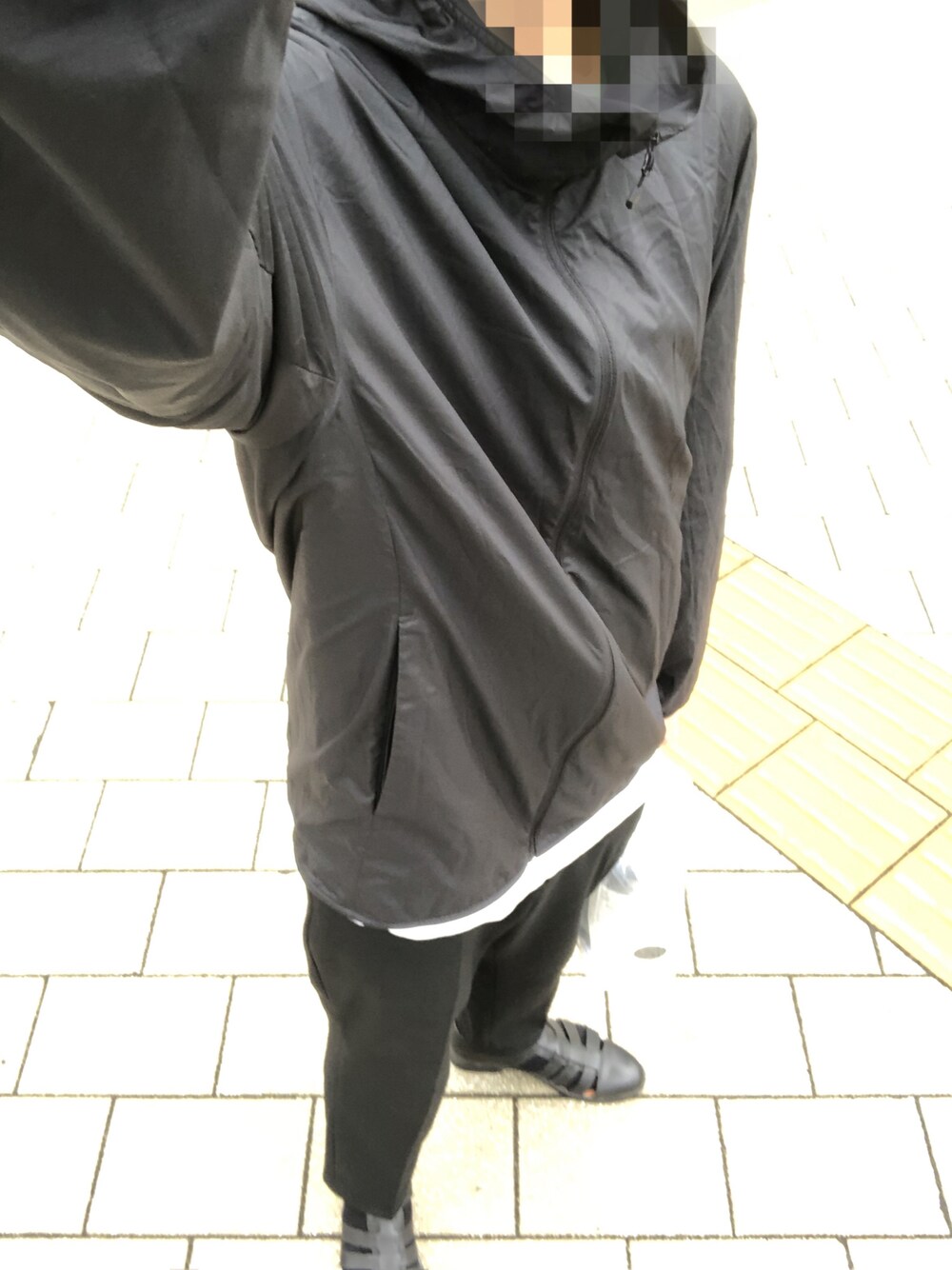 「ポケッタブルパーカー、パーカー、レザーサンダル、ソックス×サンダル、グルカサンダル、アンクルパンツ、テーパードパンツ、ロンT、モノトーン、ブラック、オールブラック」｜「UNIQLOのポケッタブルUVカットパーカ（その他アウター、ブラック系）」を使った、恵さん（メンズ・178cm）の秋コーディネートの1枚目の写真