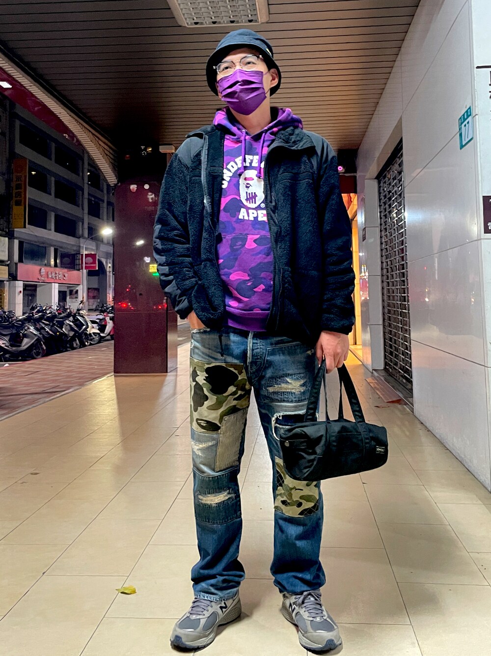 「NEW BALANCEの2002RA（スニーカー、グレー系）」を使った、REDERさん（メンズ・172cm）の冬コーディネートの1枚目の写真