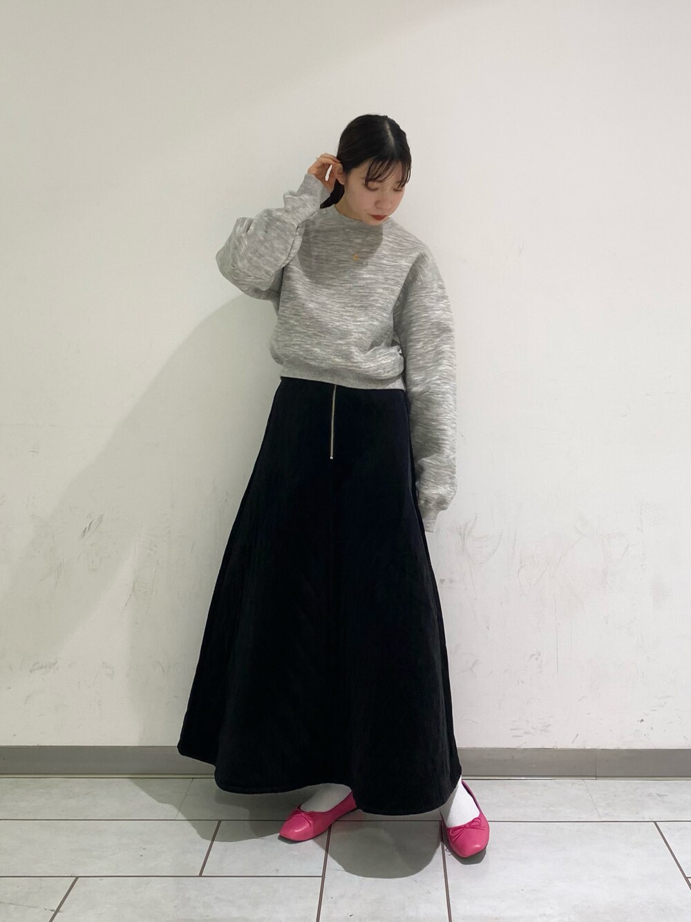 「KBF、kbf_ootd、フレアスカート、キルティング、ベロア、スウェット、バレエシューズ」｜「KBFのライトウールコンパクトスウェット（スウェット、グレー系）」を使った、nonoさん（レディース・156cm）の冬コーディネートの1枚目の写真
