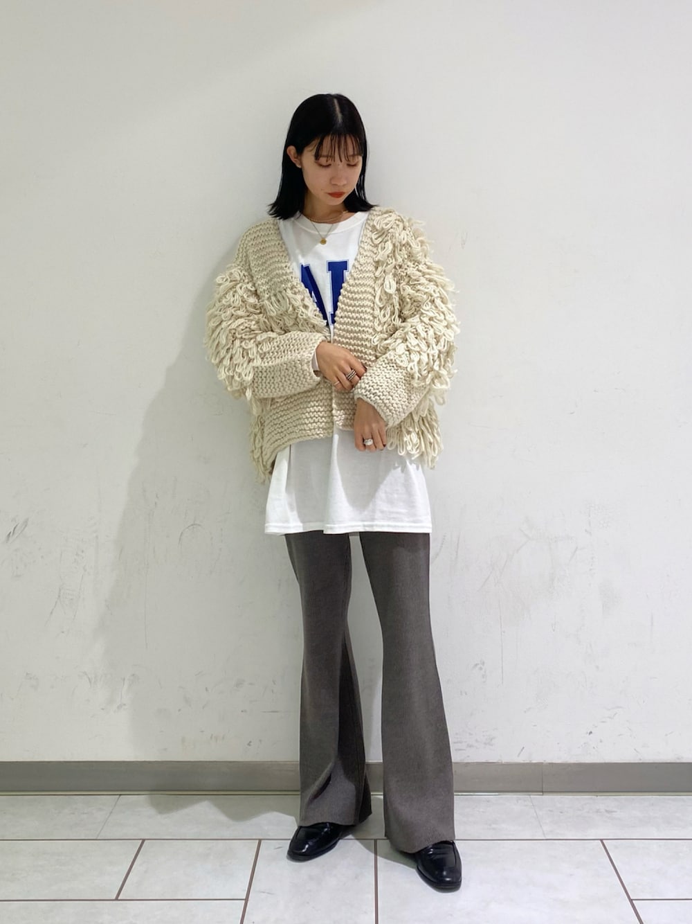 「カーディガン、ロゴT、リブパンツ、ローファー、KBF、ロンT、パッチワーク、フレアパンツ、秋コーデ、kbf_ootd」｜「KBFのパッチワークループニットカーディガン（カーディガン/ボレロ、ホワイト系）」を使った、nonoさん（レディース・156cm）の秋コーディネートの1枚目の写真