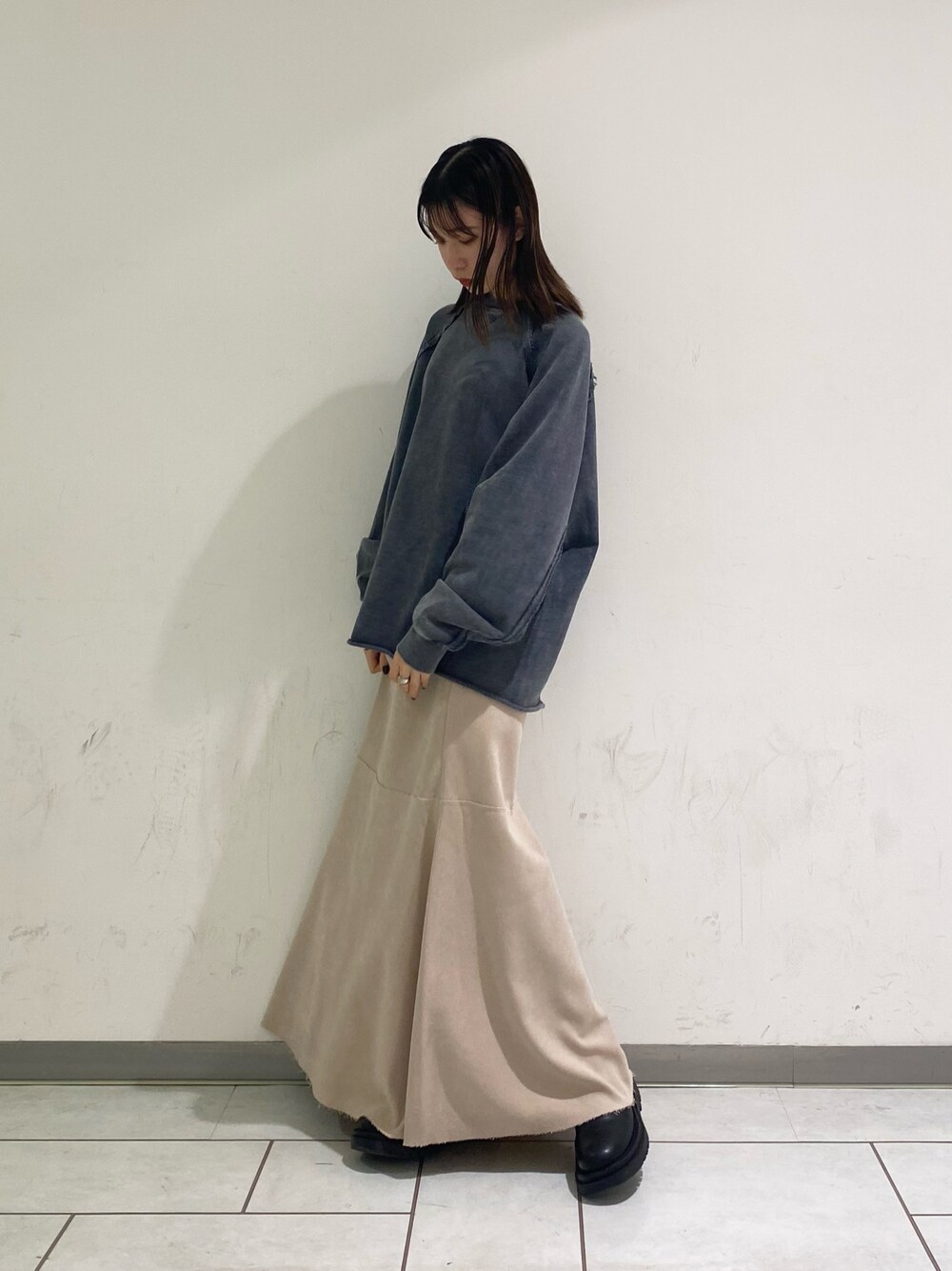 「冬コーデ、KBF、kbf_ootd、スウェット、ヴィンテージライク、スカート、フレアスカート」｜「KBFのULTRA THERMOリメイクスウェット（スウェット、グレー系）」を使った、nonoさん（レディース・156cm）の冬コーディネートの1枚目の写真