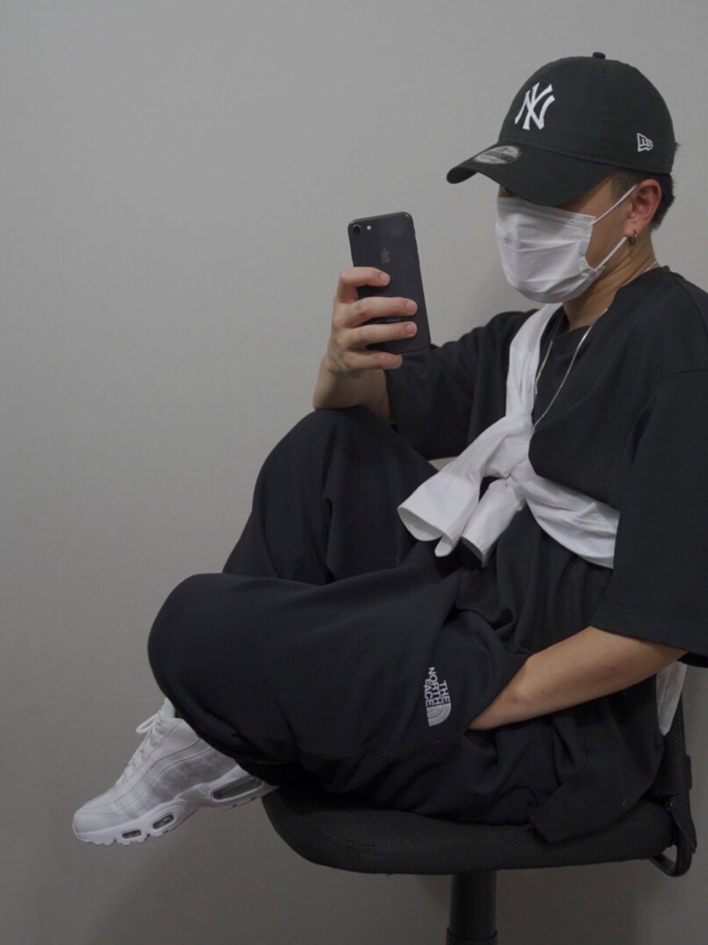「韓国ファッション、たすき掛け、韓国ストリート、モノトーン、モノトーンコーデ、ストリート、大人カジュアル、リラックススタイル、キレイめ、ストリートコーデ、シャツコーデ、スニーカーコーデ、タックイン、カジュアルコーデ、シルバーアクセサリー」｜「NEW ERAの【NEW ERA】ニューエラ キャップ 9TWENTY MLB NY YANKEES BIG LOGO CAP ニューヨークヤンキース（キャップ、ブラック系）」を使った、YOUTUBE_九州DIGり旅さん（メンズ・167cm）の夏コーディネートの1枚目の写真