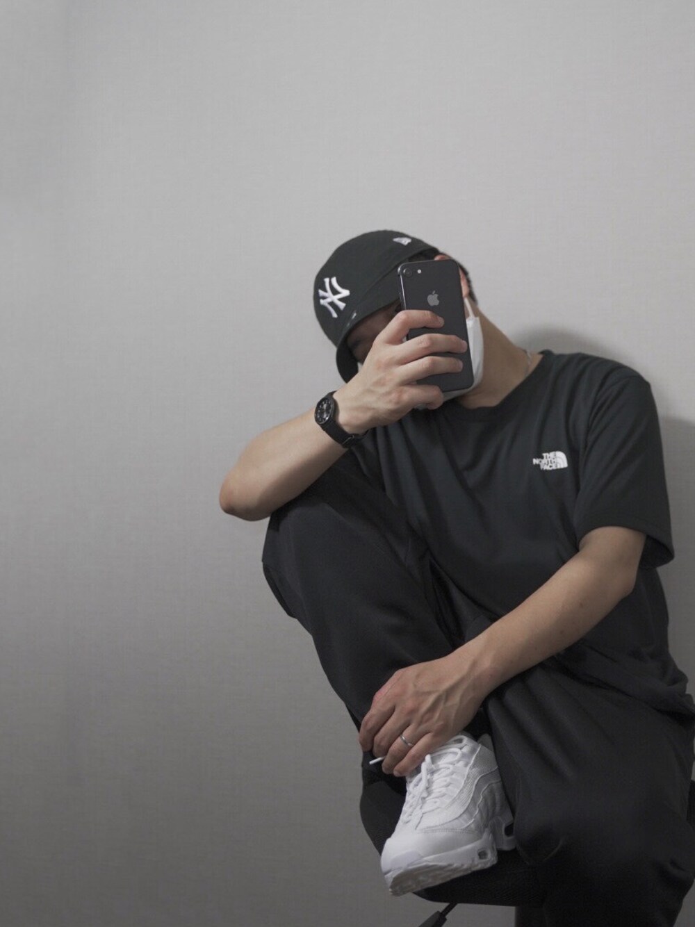 「モノトーン、モノトーンコーデ、韓国ファッション、韓国コーデ、韓国、韓国ストリート、ストリート、ストリートファッション、シンプル、シンプルコーデ、スニーカー、ブラック、ブラックコーデ、ブラック×ホワイト」｜「BEAMSのBEAMS / 2プリーツ テーパード アンクル パンツ（その他パンツ、ブラック系）」を使った、YOUTUBE_九州DIGり旅さん（メンズ・167cm）の夏コーディネートの1枚目の写真