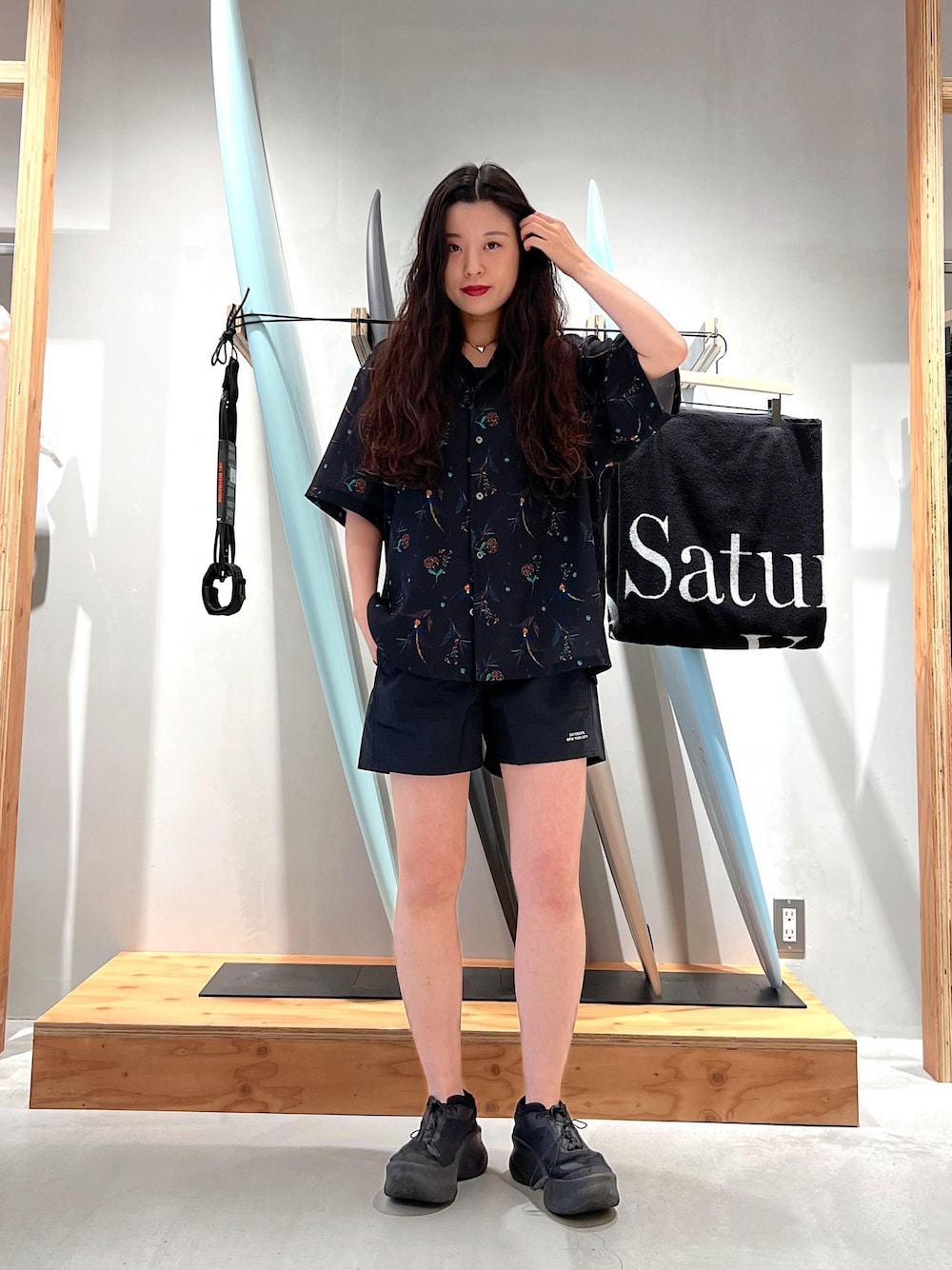 「Saturdays、ショーツ、アロハシャツ、Saturdays NYC、トップス、シャツ/ブラウス、水着/着物・浴衣、水着、BBG15180、BBS15130、Mshirt_pickup_pickup」｜「Saturdays NYCのCanty Floral Print SS Shirt（シャツ/ブラウス、ブラック系）」を使った、yuiさん（レディース・163cm）の春コーディネートの1枚目の写真