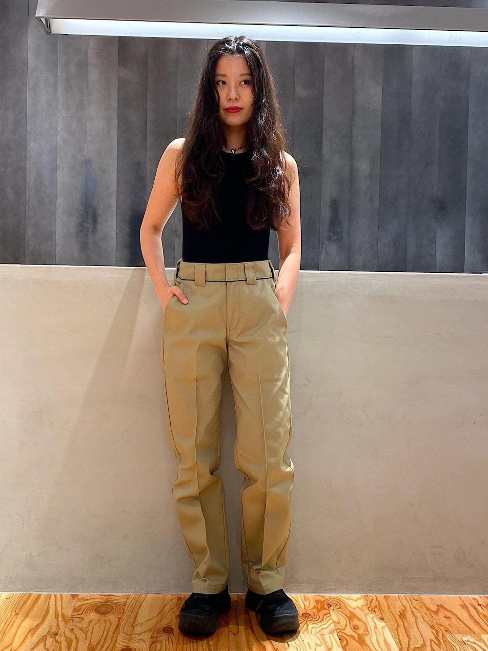「Saturdays、womens、kyoto、Dickies、Saturdays NYC、高身長」｜「Saturdays NYCのAndie Muscle Tee（タンクトップ、ブラック系）」を使った、yuiさん（レディース・163cm）の夏コーディネートの1枚目の写真