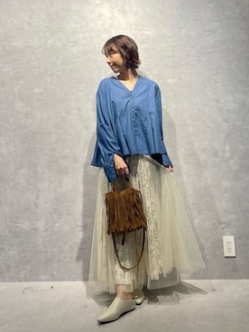 「NANO universe（ナノユニバース）のライトデニムフレアブラウス（シャツ/ブラウス、ブルー系）」を使った、鈴ゆりかさん（レディース・157cm）の冬コーディネート