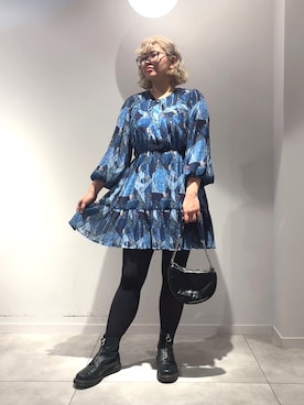 「アイテム（ボディバッグ/ウエストポーチ）」を使った、Desigual 長島 STAFFさん（レディース・168cm）の秋コーディネート