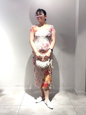 「アイテム（ボディバッグ/ウエストポーチ）」を使った、Desigual 長島 STAFFさん（レディース・169cm）の秋コーディネート