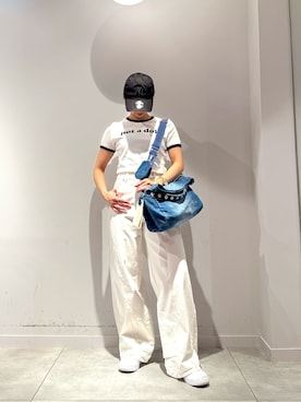 「Desigual（デシグアル）のNOT A DOLLメッセージリンガーTシャツ（Tシャツ/カットソー、ホワイト系）」を使った、Desigual長島 STAFFさん（レディース・155cm）の春コーディネート
