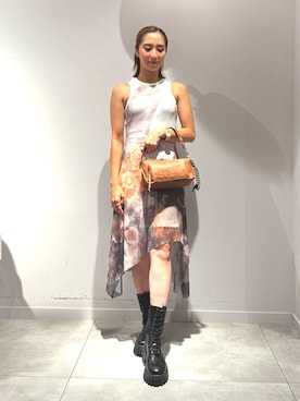 「アイテム（ボディバッグ/ウエストポーチ、ブラウン系）」を使った、Desigual長島 STAFFさん（レディース・155cm）の秋コーディネート