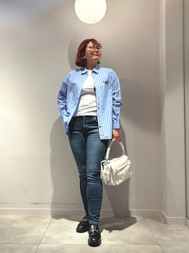 「Desigual（デシグアル）のマルチポケットロゴハンドバッグ 白（ハンドバッグ、ホワイト系）」を使った、Desigual長島 STAFFさん（レディース・155cm）の春コーディネート