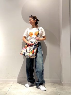 「Desigual（デシグアル）のCOW デニムロングパンツ（デニムパンツ、ブルー系）」を使った、Desigual長島 STAFFさん（レディース・155cm）の春コーディネート