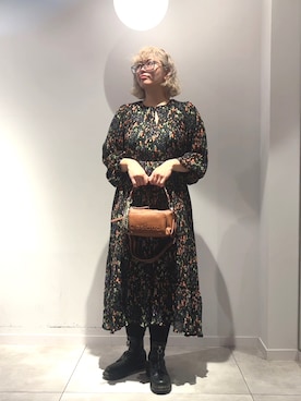 「アイテム（ボディバッグ/ウエストポーチ）」を使った、Desigual 長島 STAFFさん（レディース・168cm）の秋コーディネート