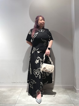 「Desigual（デシグアル）のフローラルラインアートアシンメトリードレス　結婚式、二次会、フォーマル（ワンピース、ブラック系）」を使った、Desigual長島 STAFFさん（レディース・162cm）の秋コーディネート