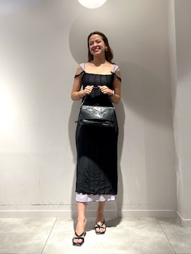 「Desigual（デシグアル）のフラワーエンボスショルダーバッグ ブラック（ボディバッグ/ウエストポーチ、ブラック系）」を使った、Desigual長島 STAFFさん（レディース・162cm）の秋コーディネート