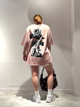 「Desigual（デシグアル）のリトグラフローズ半袖Tシャツ ピンク（Tシャツ/カットソー、レッド系）」を使った、Desigual長島 STAFFさん（レディース・155cm）の春コーディネート