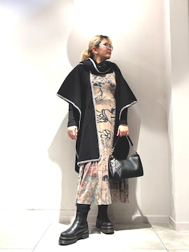 「アイテム（ポンチョ）」を使った、Desigual長島 STAFFさん（レディース・168cm）の冬コーディネート