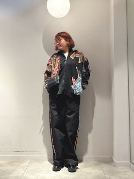「Desigual（デシグアル）のM.クリスチャン・ラクロワのストライプパンツ（その他パンツ、ブラック系）」を使った、Desigual長島 STAFFさん（レディース・155cm）の春コーディネート