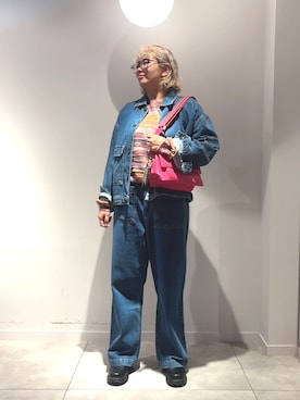「アイテム（ボディバッグ/ウエストポーチ）」を使った、Desigual長島 STAFFさん（レディース・168cm）の秋コーディネート