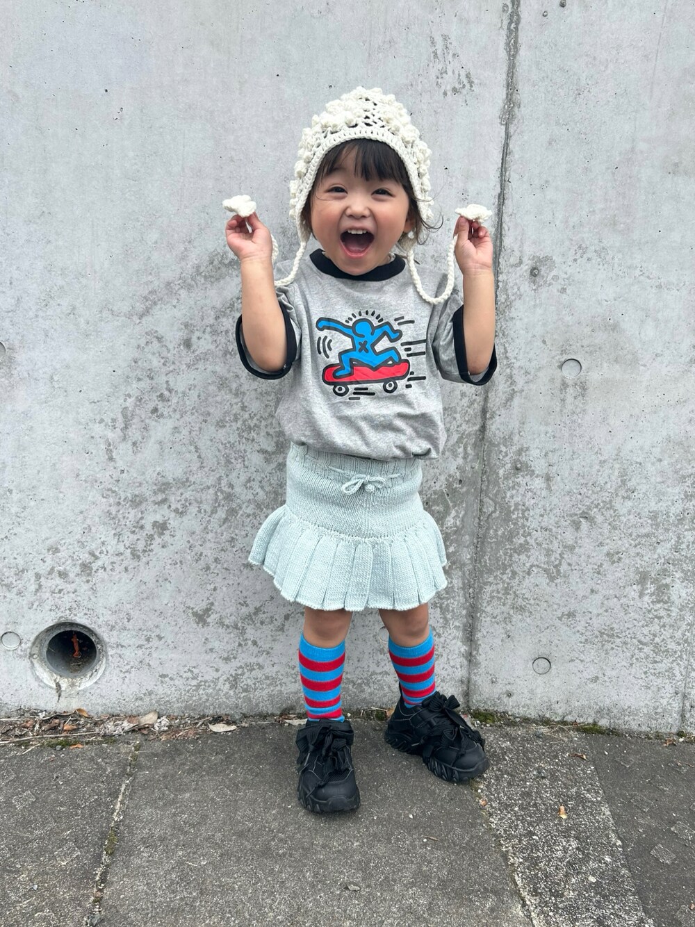 「春めき満開コーデ、春色、プリーツスカート、海外子供服、ユニクロ、カラーコーデ、パステルカラー、ボーダーソックス、厚底シューズ、ボンネット、ニット帽、プリントT、お気に入りのTシャツ、ペールトーン、春コーデ」｜「UNIQLOのアイテム（Tシャツ/カットソー、グレー系）」を使った、はるはるさん（キッズ・90cm）の春コーディネートの1枚目の写真