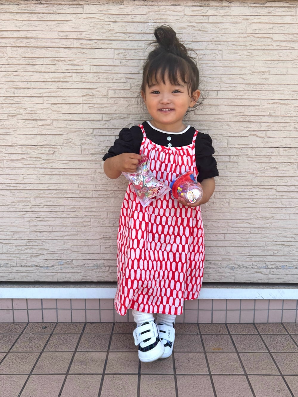 「レイヤードスタイル、プチプラ、夏コーデ、アツいコーデ全部見せ、ワンピース、キャミワンピ、marimekko、UNIQLO、スニーカー、ガーリー、大人カジュアル、カジュアルコーデ、キッズファッション、キッズコーデ、女の子」｜「apres les coursのバックリボン・クロスTシャツ（Tシャツ/カットソー、ブラック系）」を使った、はるはるさん（キッズ・90cm）の夏コーディネートの1枚目の写真