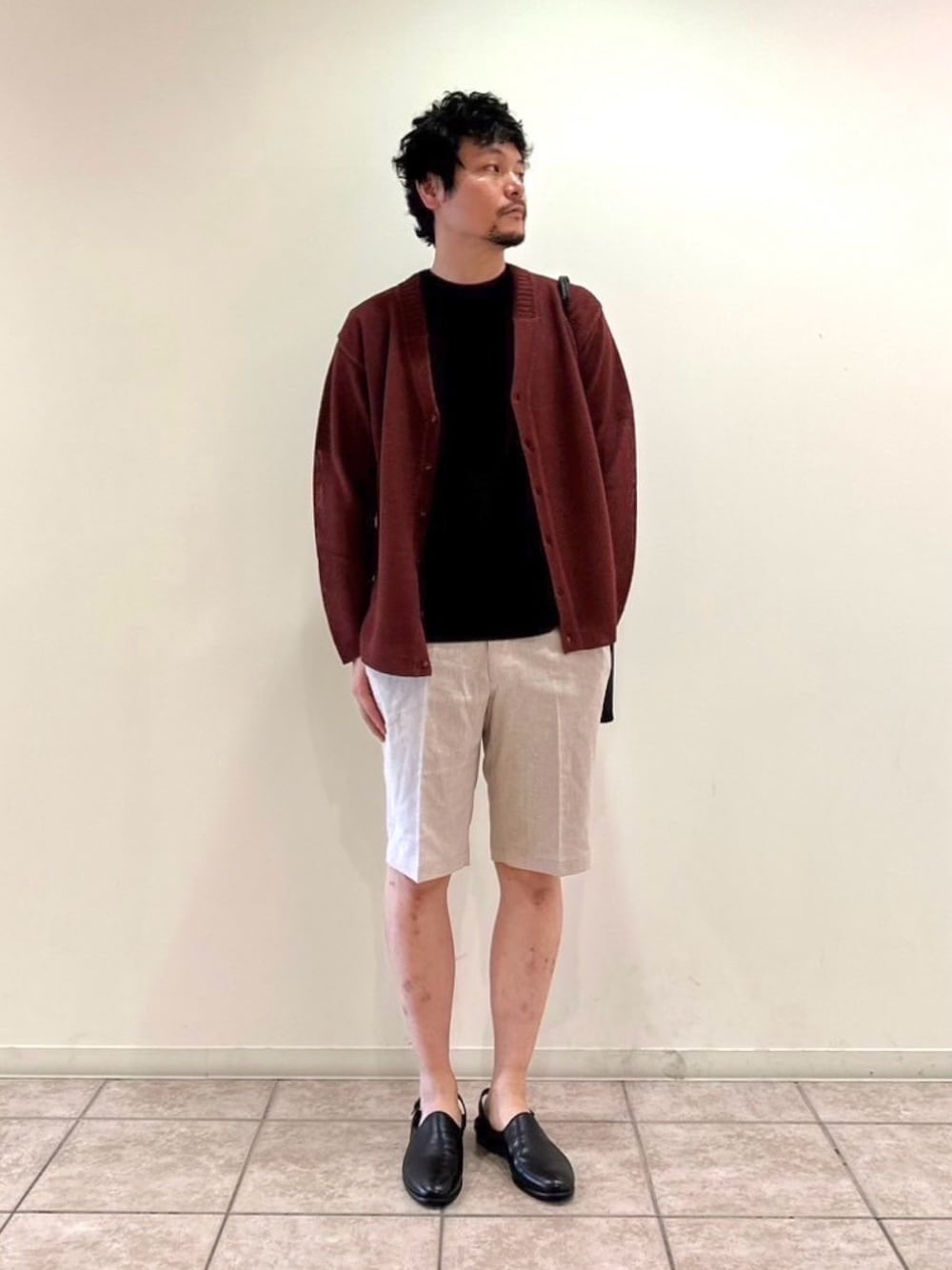 「夏コーデ、リネンパンツ、リネン、カーディガン、オトナカジュアル、大人カジュアル、きれいめカジュアル、キレイめ、ショートパンツ、休日スタイル、休日コーデ」｜「ABAHOUSEの【ブラシプリント】グラフィックTシャツ（Tシャツ/カットソー、ブラック系）」を使った、すださん（メンズ・180cm）の夏コーディネートの1枚目の写真