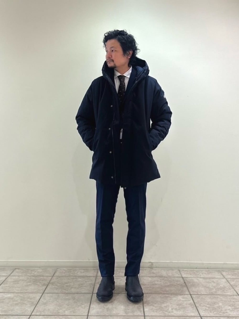 「PYRENEX、ピレネックス、ダウンジャケット、ダウン、セットアップ、セットアップスタイル、ビジネススタイル、ビジネスカジュアル、ビジネス、大人カジュアル、オトナカジュアル、オフィスカジュアル、ジャケット、ジャケットスタイル、冬コーデ」｜「Pyrenexの【PYRENEX / ピレネックス】PAUポー/ダウンジャケット（ダウンジャケット/コート、ブルー系）」を使った、すださん（メンズ・180cm）の秋コーディネートの1枚目の写真