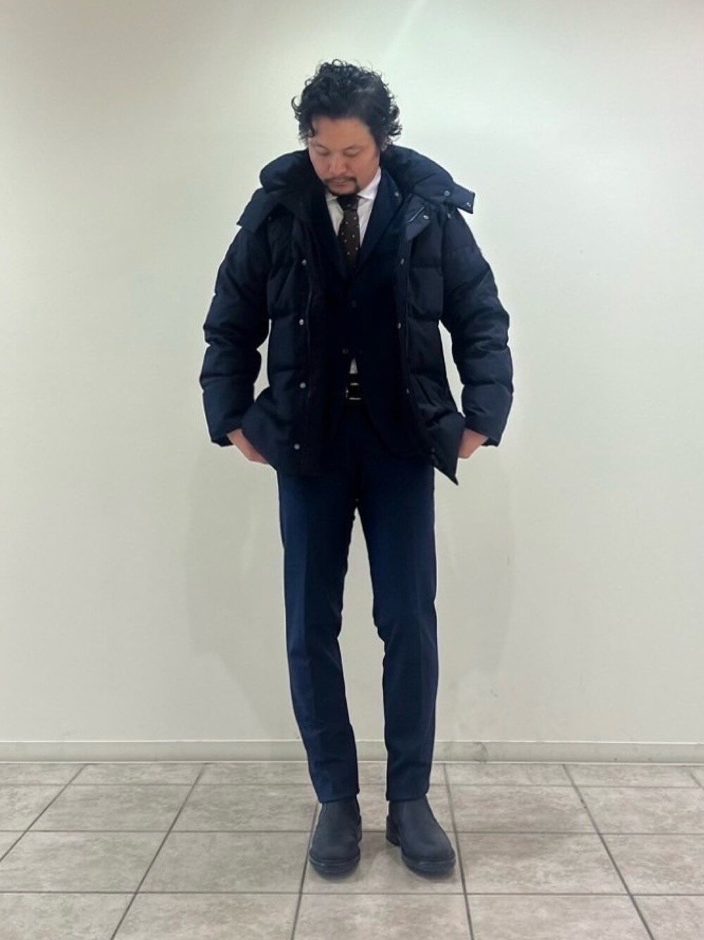 「ビジネススタイル、オフィスカジュアル、お仕事コーデ、セットアップ、ピレネックス、PYRENEX、サイドゴアブーツ、スラックス、ジャケット、ジャケットスタイル、スニーカー、ダウンジャケット、ダウン、冬コーデ」｜「ABAHOUSEの【セットアップ対応/FLEX JACKET】T/R ポンチ ニードルパンチ ジャケット（テーラードジャケット、ブルー系）」を使った、すださん（メンズ・180cm）の秋コーディネートの1枚目の写真