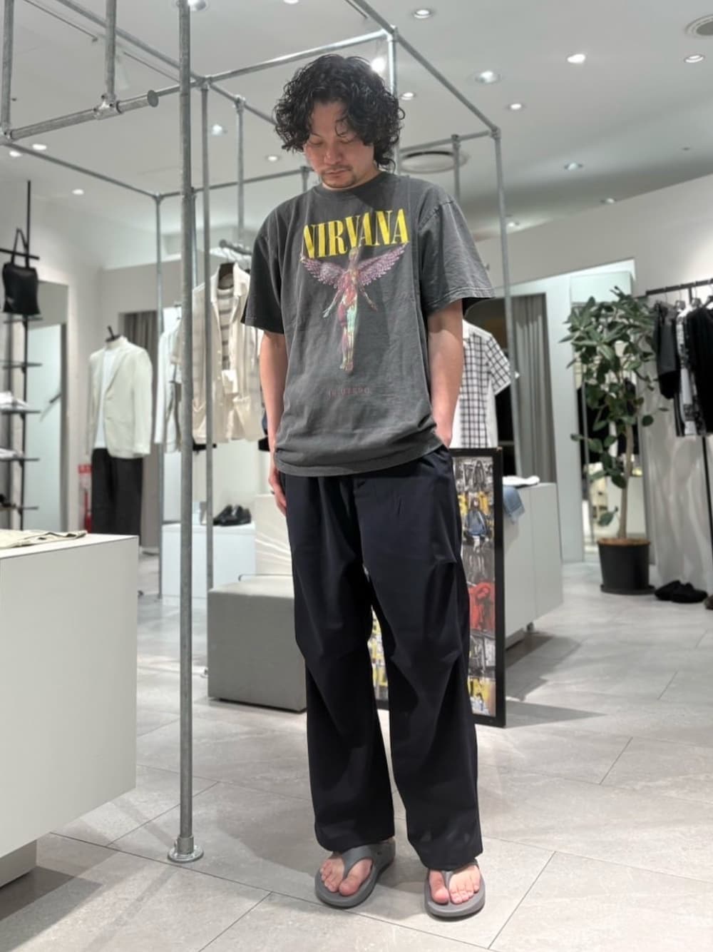 「スポーツミックス、バンドT、ヴィンテージ、ヴィンテージライク、ワイドパンツ、パラシュートパンツ、ラフ、ラフコーデ、ラフスタイル、休日、休日スタイル、休日コーデ、リカバリーサンダル、ウーフォス、oofos」｜「GOOD ROCK SPEEDの【GOOD ROCK SPEED/グッドロックスピード】NIRVANA TEE /ニルバーナ/ フォトTシャツ（Tシャツ/カットソー、ブラック系）」を使った、すださん（メンズ・180cm）の夏コーディネートの1枚目の写真
