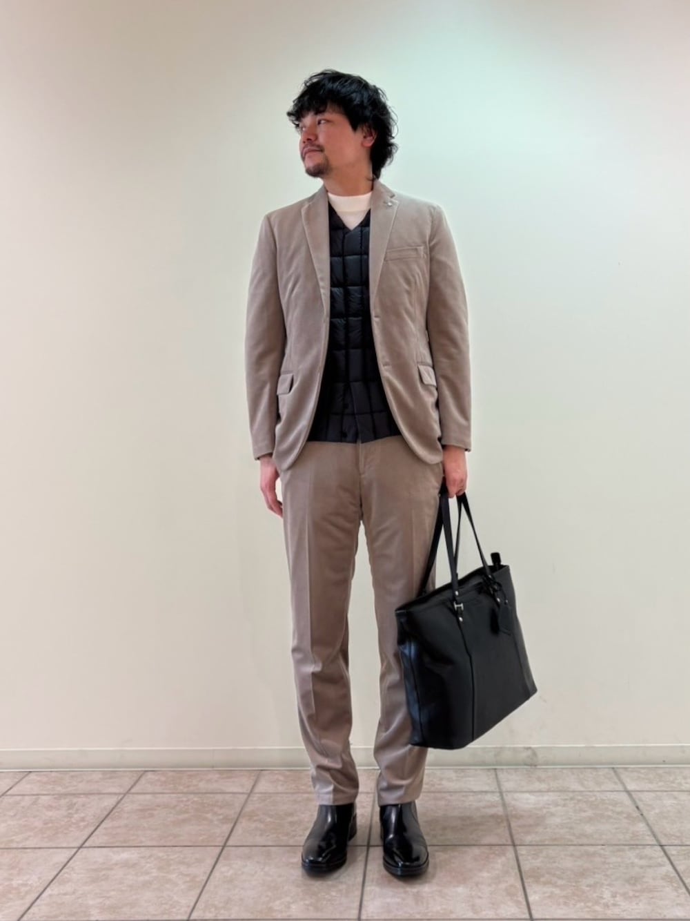 「ジャケット、セットアップ、インナーダウン、ピレネックス、PYRENEX、ダウンベスト、大人カジュアル、ビジネススタイル、オフィスカジュアル」｜「ABAHOUSEの【セットアップ対応/FLEX JACKET】ベロア ツイル & コールプリント ジャケット（テーラードジャケット、ベージュ系）」を使った、すださん（メンズ・180cm）の秋コーディネートの1枚目の写真