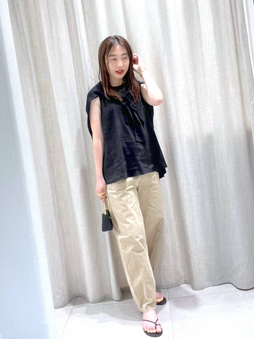 ブラック系のカーディガン/ボレロ、ベージュ系のその他パンツ、ブラック系のサンダルを着用したレディースの夏コーディネートの1枚目の写真