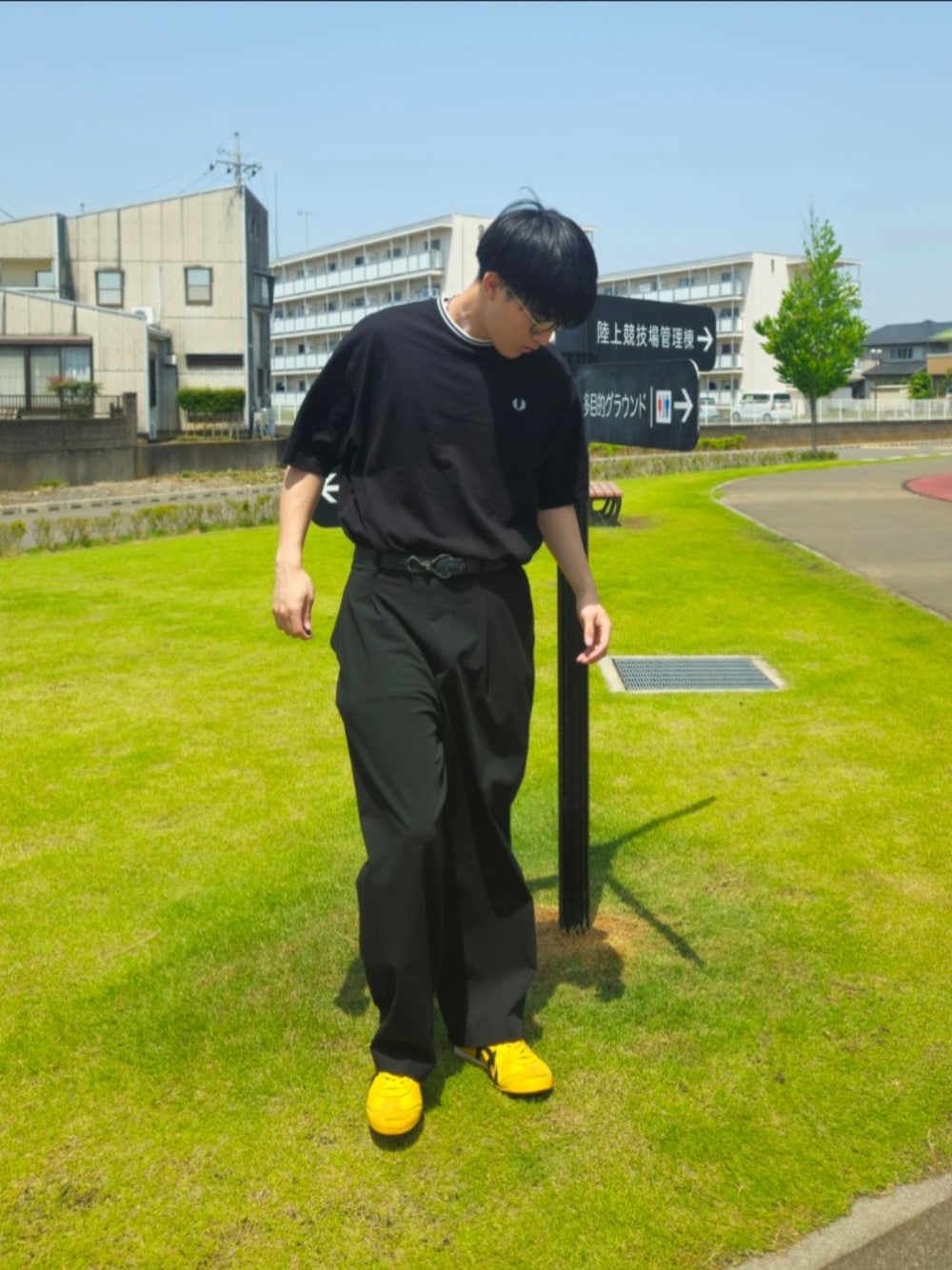 「スニーカー、サングラス、Tシャツ、今日のコーデ、FRED PERRY、ブラック、シンプルコーデ、オニツカタイガー、ブラックコーデ、UNIQLO、スラックス、夏コーデ」｜「FRED PERRYの[FRED PERRY/フレッドペリー] ツインティップライン ワンポイント刺繍ロゴTシャツ（Tシャツ/カットソー、ブラック系）」を使った、taiさん（メンズ・175cm）の春コーディネートの1枚目の写真