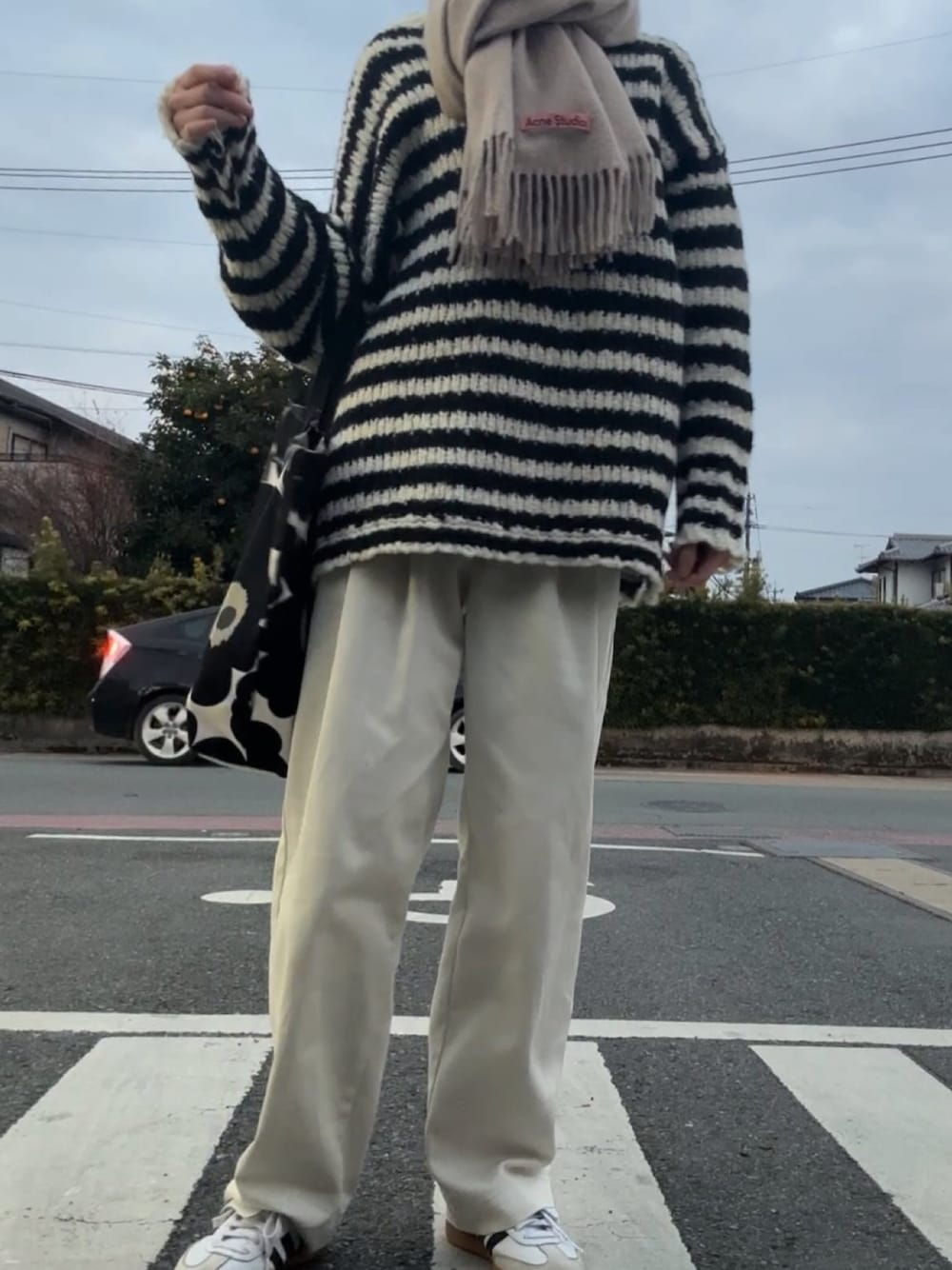 「ボーダーニット、マフラーコーデ、モノトーン、モノトーンコーデ、白パンツ、ホワイトパンツ、ボーダー、スニーカーコーデ、カジュアル、カジュアルコーデ、ママコーデ、シンプルコーデ、アクネストゥディオズ、イエナ、マリメッコ」｜「IENAの《WEB限定/追加2》BLACK ハイネックボーダーニット（ニット/セーター、ホワイト系）」を使った、kano199925さん（骨格ストレート・レディース・164cm）の冬コーディネートの1枚目の写真
