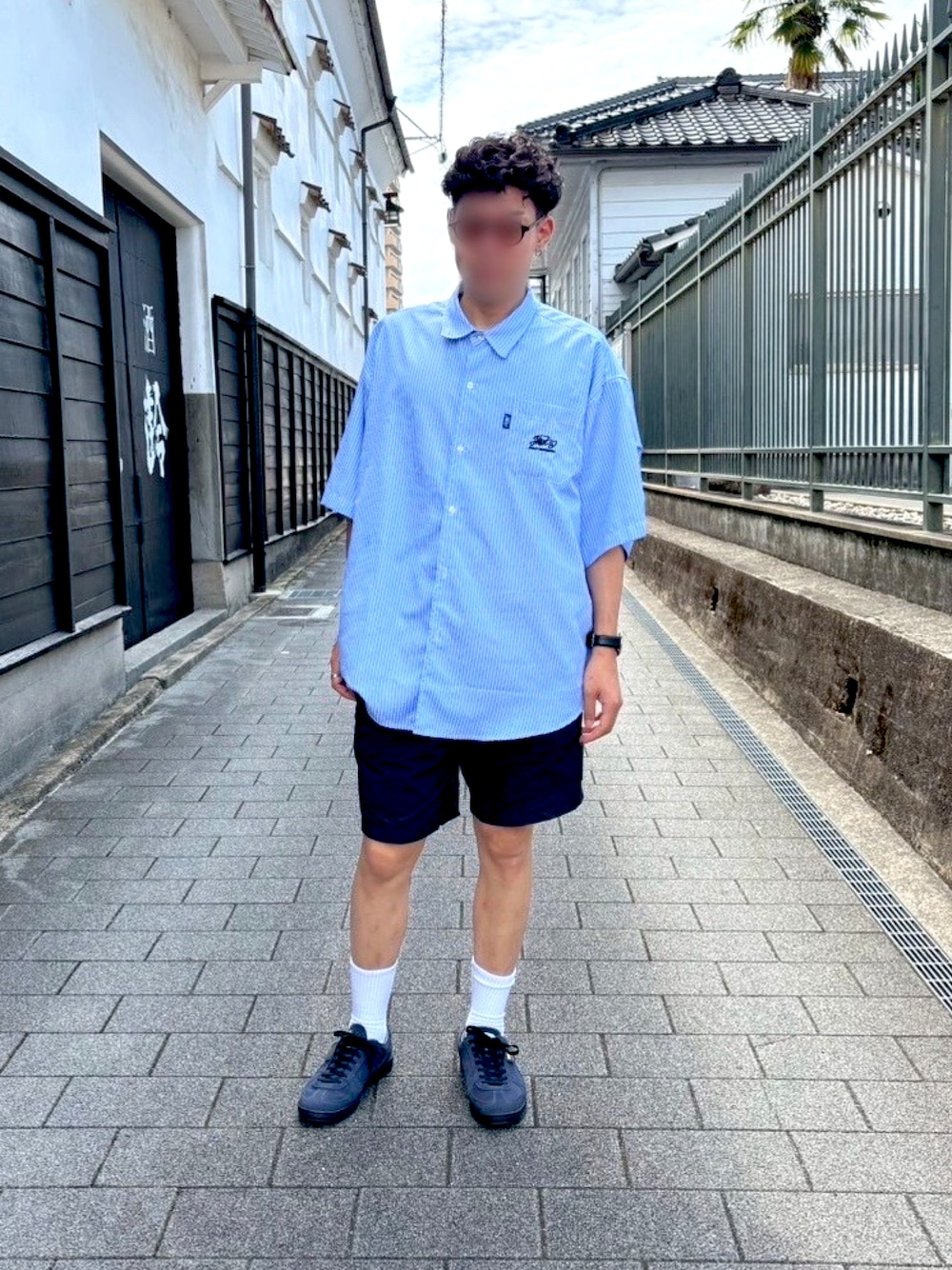 「ハーフパンツ、ビックシルエット、ストライプシャツ、スポーツミックス、淡色コーデ、シャツスタイル、UNIQLO、PUMA、スニーカー、カジュアル、ソックス、カジュアルストリート、別注、夏コーデ、夏」｜「WHO'S WHO galleryのCOOPER FACTストライプスーパービッグ半袖シャツ（シャツ/ブラウス、ブルー系）」を使った、Ryさん（メンズ・175cm）の夏コーディネートの1枚目の写真