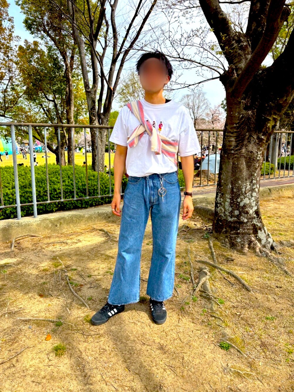 「春めき満開コーデ、たすき掛け、さし色、春服、春色、スニーカー、adidas、デニム、Tシャツ、タックイン、白Tシャツ、アクセサリー、カジュアル、柄シャツ、ピクニック」｜「adidasのプイグ インドア / Puig Indoor / アディダスオリジナルス adidas Originals（スニーカー、ブラック系）」を使った、Ryさん（メンズ・175cm）の春コーディネートの1枚目の写真