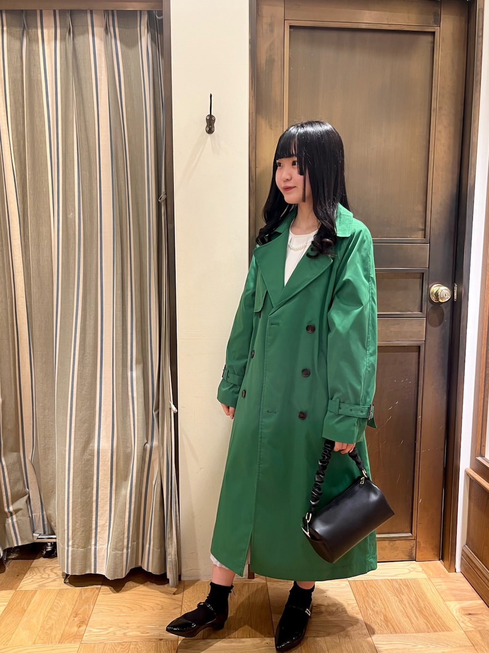 「シンプルコーデ、春服コーデ、オトナカワイイ」｜「Te chichiのツイルトレンチコート【花粉ブロック加工・撥水加工】（トレンチコート、グリーン系）」を使った、さとうさん（レディース・154cm）の春コーディネートの1枚目の写真