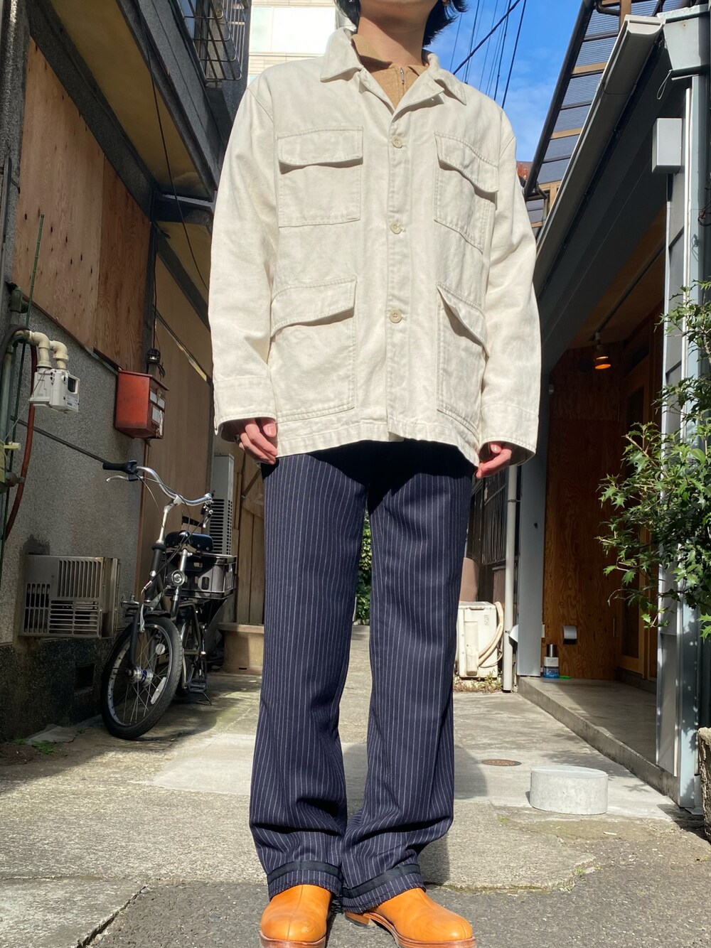 ベージュ系のジャケット/アウター、ブルー系のスラックス、ブラウン系のシューズを着用したメンズの冬コーディネートの1枚目の写真